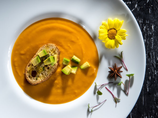 Supă cremă de legume și avocado cu crutoane