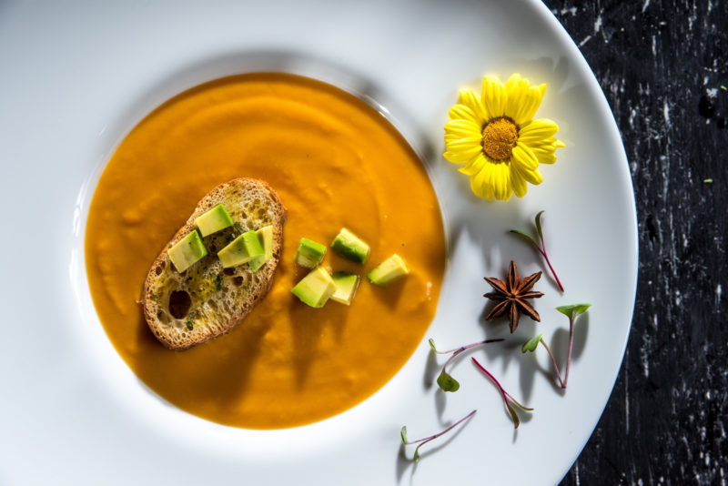 Supă cremă de legume și avocado cu crutoane